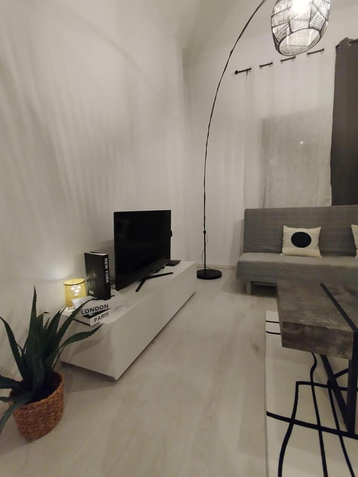 Black N' White Cozy Housegarden 알렉산드로폴리스 외부 사진